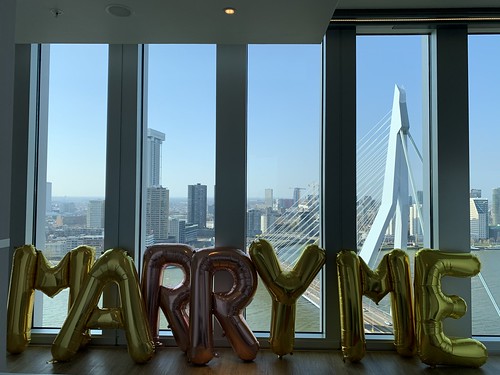 Folieballon Letters Marry Me Huwelijksaanzoek met uitzicht op de Erasmusbrug Rem Koolhaas Suite NHOW Hotel Rotterdam