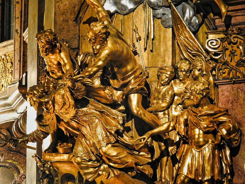 Golden statues<br/>© <a href="https://flickr.com/people/188717768@N07" target="_blank" rel="nofollow">188717768@N07</a> (<a href="https://flickr.com/photo.gne?id=51140814278" target="_blank" rel="nofollow">Flickr</a>)