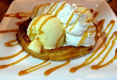 Sliced Apples on Pastry Base with Vanilla Ice Cream & Whipped Cream