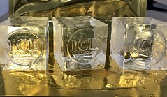 Cubitos de hielo transparentes marcados con sello