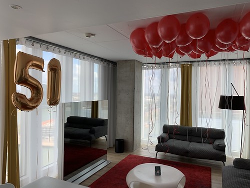 Heliumballonnen Huwelijksaanzoek Rem Koolhaas Suite NHOW Hotel Rotterdam