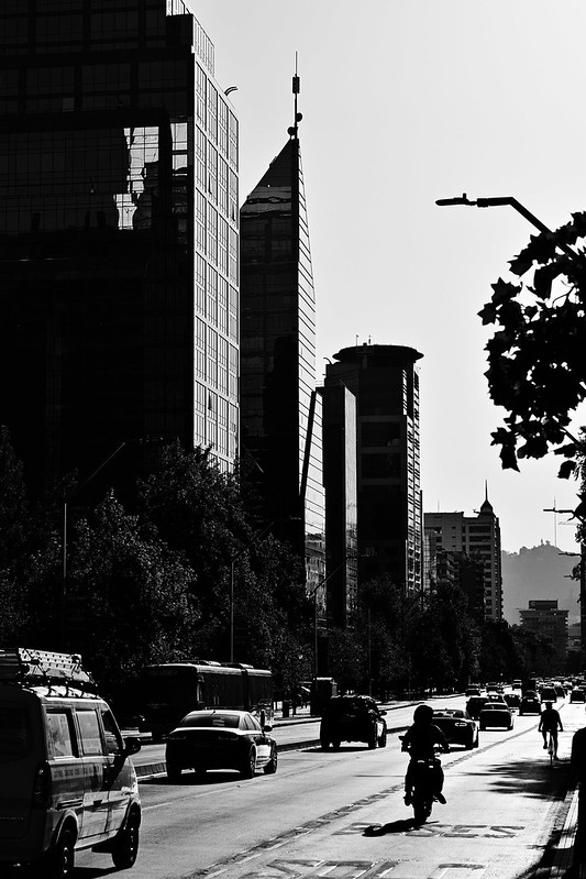 Avenida Apoquindo, Las Condes, Santiago, Chile.<br/>© <a href="https://flickr.com/people/146863161@N02" target="_blank" rel="nofollow">146863161@N02</a> (<a href="https://flickr.com/photo.gne?id=51197028950" target="_blank" rel="nofollow">Flickr</a>)