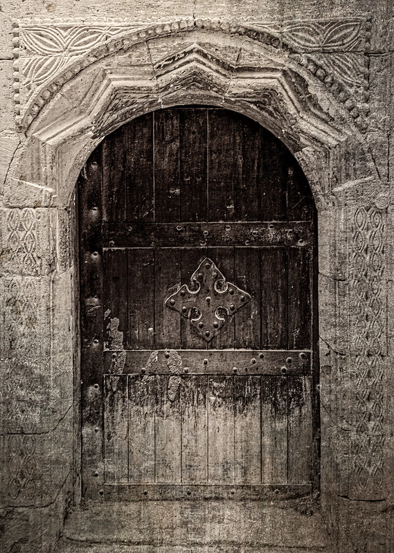 Wooden door in old city (medina) of Cairo<br/>© <a href="https://flickr.com/people/25856401@N00" target="_blank" rel="nofollow">25856401@N00</a> (<a href="https://flickr.com/photo.gne?id=51229073950" target="_blank" rel="nofollow">Flickr</a>)