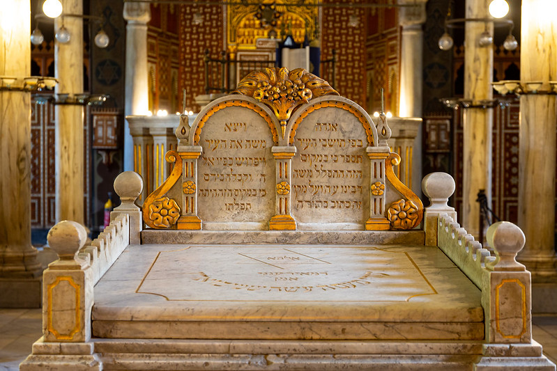 Interior of Ben-Ezra synagogue in old city (medina) of Cairo<br/>© <a href="https://flickr.com/people/25856401@N00" target="_blank" rel="nofollow">25856401@N00</a> (<a href="https://flickr.com/photo.gne?id=51233070581" target="_blank" rel="nofollow">Flickr</a>)