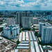 Luftbild von Apartmentgebäuden, einer Baustelle und einem großen Parkplatz in Distrikt 4 in Ho Chi Minh Stadt, Vietnam