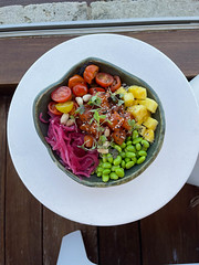 Vegan food in Muro on Majorca: a bowl with broad beans, pineapple, cherry tomatoes, watermelon and seeds