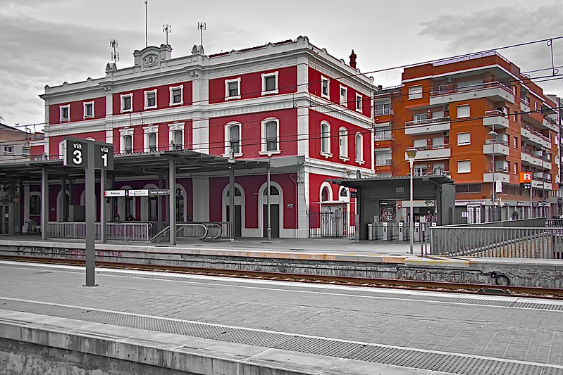 Badalona - The train station<br/>© <a href="https://flickr.com/people/90897051@N02" target="_blank" rel="nofollow">90897051@N02</a> (<a href="https://flickr.com/photo.gne?id=51258680018" target="_blank" rel="nofollow">Flickr</a>)