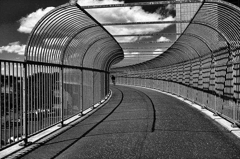 walkway with cyclist and railings<br/>© <a href="https://flickr.com/people/192562088@N05" target="_blank" rel="nofollow">192562088@N05</a> (<a href="https://flickr.com/photo.gne?id=51260228418" target="_blank" rel="nofollow">Flickr</a>)