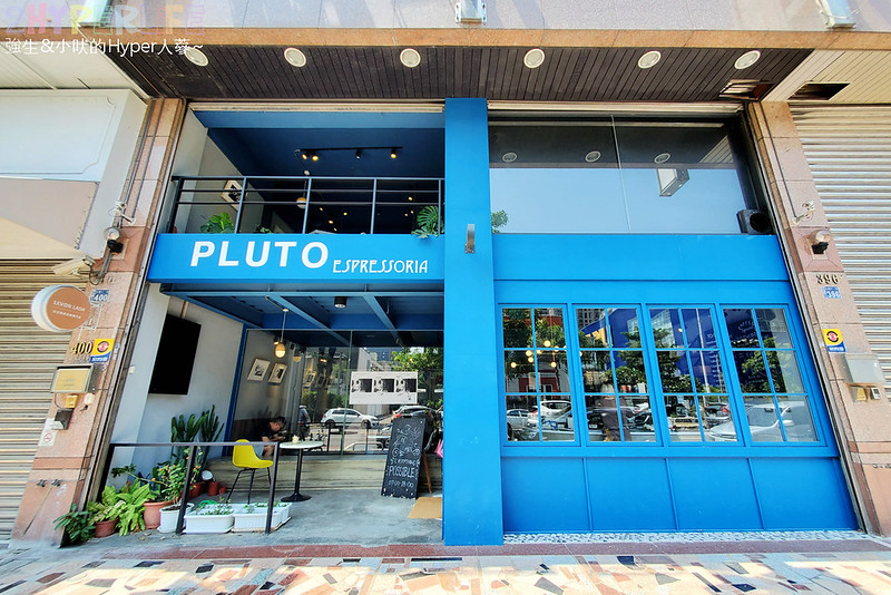 Pluto Espressoria│有著大片落地窗的地中海藍咖啡館，肉桂捲也不少人推薦！近台中捷運文心森林公園站