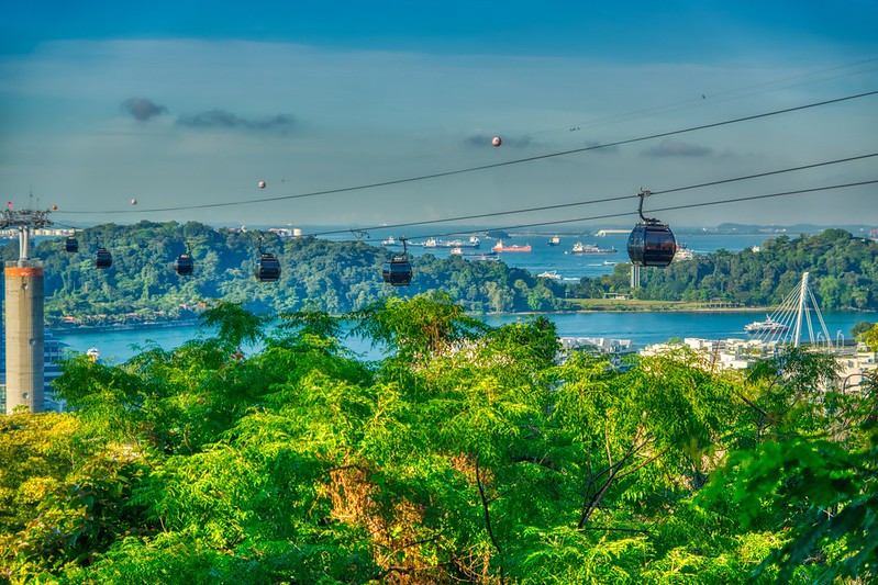 Cable car from Mount Faber to Sentosa island in Singapore<br/>© <a href="https://flickr.com/people/8136604@N05" target="_blank" rel="nofollow">8136604@N05</a> (<a href="https://flickr.com/photo.gne?id=51318821909" target="_blank" rel="nofollow">Flickr</a>)