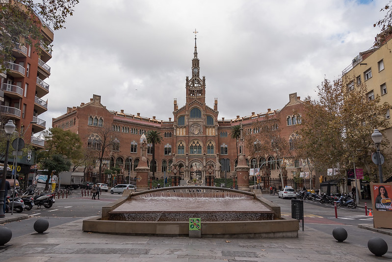 The Monumental Fountain on The Avenguda de Gaudi<br/>© <a href="https://flickr.com/people/75992994@N05" target="_blank" rel="nofollow">75992994@N05</a> (<a href="https://flickr.com/photo.gne?id=51322644235" target="_blank" rel="nofollow">Flickr</a>)