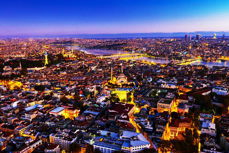 Aerial view of Istanbul city at sunrise in Turkey.<br/>© <a href="https://flickr.com/people/186845606@N04" target="_blank" rel="nofollow">186845606@N04</a> (<a href="https://flickr.com/photo.gne?id=51333078395" target="_blank" rel="nofollow">Flickr</a>)
