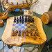 Traditionelle handgefertigte Produkte auf Skiathos, Griechenland: ein hölzernes Schachbrett und mehr