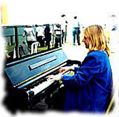 שיעור בפסנתר אורלי בינדר מלחינה ישראלית של שירי ילדים נעימות רקע  לפסנתר קלאסיקל נגינה בפסנתר לחן לחנים מקוריים