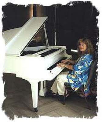 שעורי נגינה אורלי בינדר מלחינה ישראלית של שירי ילדים נעימות רקע  לפסנתר קלאסיקל נגינה בפסנתר לחן לחנים מקוריים