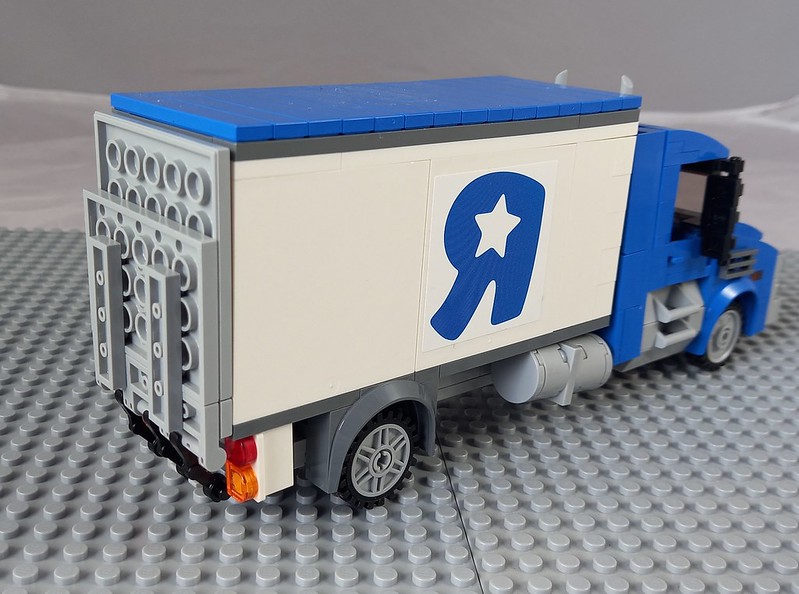 Toy's R Us truck.<br/>© <a href="https://flickr.com/people/41651550@N05" target="_blank" rel="nofollow">41651550@N05</a> (<a href="https://flickr.com/photo.gne?id=51348174547" target="_blank" rel="nofollow">Flickr</a>)
