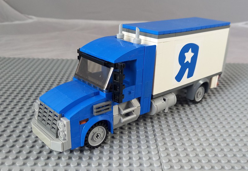 Toy's R Us truck<br/>© <a href="https://flickr.com/people/41651550@N05" target="_blank" rel="nofollow">41651550@N05</a> (<a href="https://flickr.com/photo.gne?id=51349927265" target="_blank" rel="nofollow">Flickr</a>)