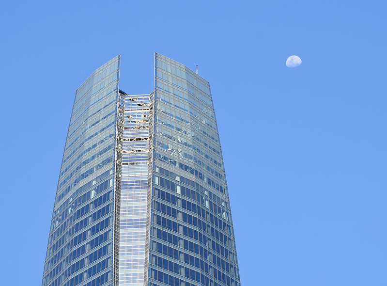 Aiming for the moon, Santiago de Chile<br/>© <a href="https://flickr.com/people/74492144@N00" target="_blank" rel="nofollow">74492144@N00</a> (<a href="https://flickr.com/photo.gne?id=51363799375" target="_blank" rel="nofollow">Flickr</a>)