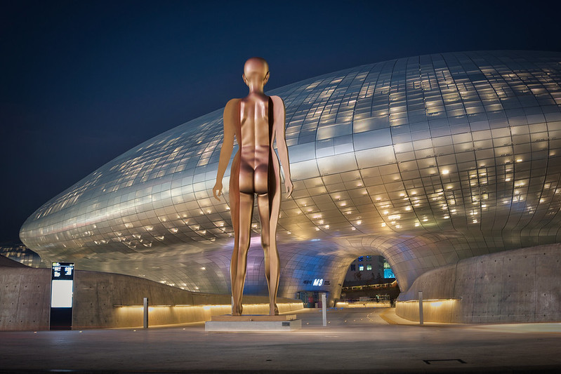 Dongdaemun and Bronze Statue<br/>© <a href="https://flickr.com/people/60342453@N06" target="_blank" rel="nofollow">60342453@N06</a> (<a href="https://flickr.com/photo.gne?id=51391179670" target="_blank" rel="nofollow">Flickr</a>)