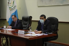 Reunión con alcaldes y gobernador del departamento de Guatemala. by Gobierno de Guatemala