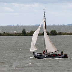 Hoisting sails on MK 7