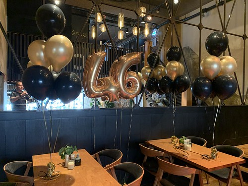 Tafeldecoratie 6ballonnen en Folieballon Cijfer 46 Verjaardag Cafe in the City Rotterdam