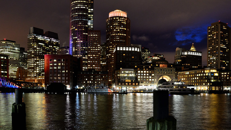 Boston skyline at night<br/>© <a href="https://flickr.com/people/181914731@N02" target="_blank" rel="nofollow">181914731@N02</a> (<a href="https://flickr.com/photo.gne?id=51415958153" target="_blank" rel="nofollow">Flickr</a>)