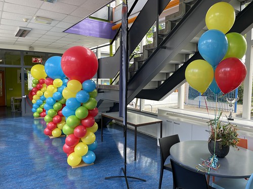 Ballonpilaar Breed Rond en Tafeldecoratie 6ballonnen Stephanusschool Rotterdam