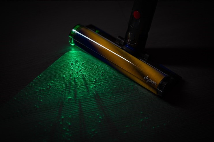 【圖2】「全新Laser Slim Fluffy智慧雷射輕量軟質碳纖維滾筒吸頭」不僅能達到照亮的效果，並凸顯附著於地面上的微塵，協助使用者輕鬆辨...