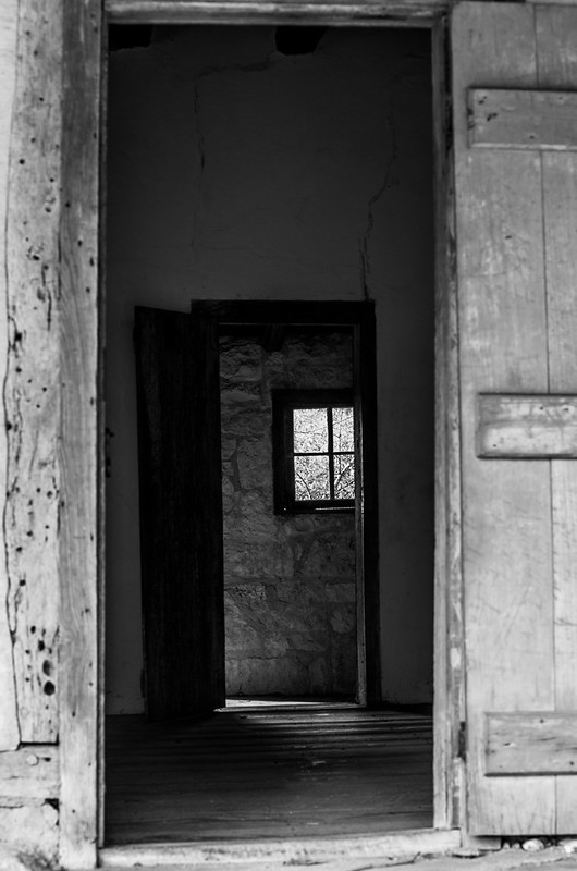 Through the House<br/>© <a href="https://flickr.com/people/97708873@N00" target="_blank" rel="nofollow">97708873@N00</a> (<a href="https://flickr.com/photo.gne?id=51425675320" target="_blank" rel="nofollow">Flickr</a>)