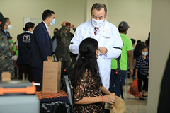Presidente asiste a brigada de vacunación en Pacific Villa Hermosa by Gobierno de Guatemala