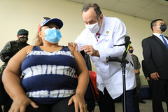 Presidente asiste a brigada de vacunación en Pacific Villa Hermosa by Gobierno de Guatemala