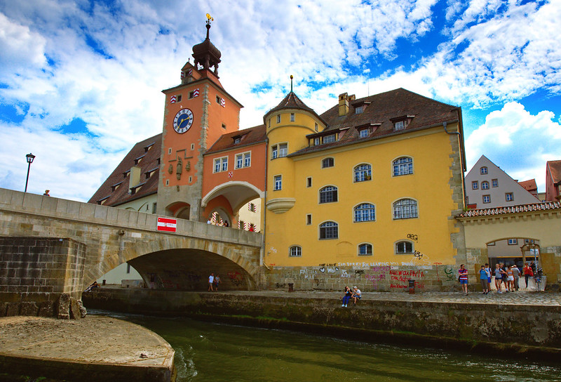 Colorful medieval quarter of Regensburg, Germany<br/>© <a href="https://flickr.com/people/74492144@N00" target="_blank" rel="nofollow">74492144@N00</a> (<a href="https://flickr.com/photo.gne?id=51442291103" target="_blank" rel="nofollow">Flickr</a>)