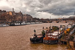 Paris - The Seine river after the rains / Houseboats - Quai des Tuileries
