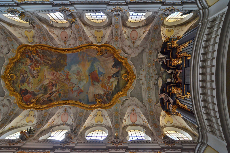 Kloster Sankt Emmeram, ceiling<br/>© <a href="https://flickr.com/people/30738927@N06" target="_blank" rel="nofollow">30738927@N06</a> (<a href="https://flickr.com/photo.gne?id=51459197925" target="_blank" rel="nofollow">Flickr</a>)