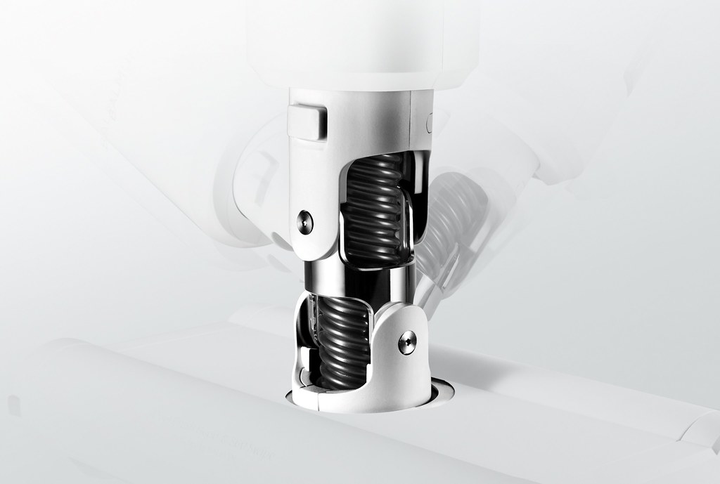 圖3_BALMUDA The Cleaner 無線吸塵器具備獨特「懸浮吸塵技術」，雙重毛刷吸頭擁有360度滑動結構，使用者可以輕鬆自由操控，打破吸塵空間死角。