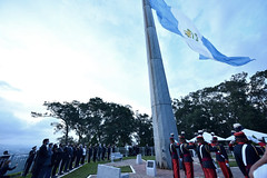 Solemne arriada del Pabellón Nacional en Mariscal Zabala by Gobierno de Guatemala