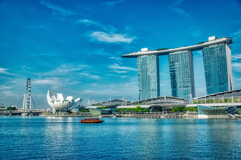 Marina Bay Sands Hotel, Shoppes by the Bay, Arts and Science museum, and Singapore Flyer by the Marina Bay in Singapore<br/>© <a href="https://flickr.com/people/8136604@N05" target="_blank" rel="nofollow">8136604@N05</a> (<a href="https://flickr.com/photo.gne?id=51491666480" target="_blank" rel="nofollow">Flickr</a>)