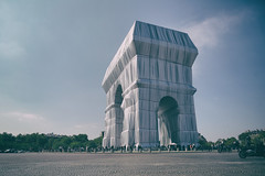 L'Arc de Triomphe enveloppé par Christo // The Arc de Triomphe wrapped by Christo
