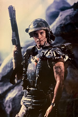 Michael Biehn holding a weapon in a press photo for the movie “Aliens” (20th Century Fox, 1986).