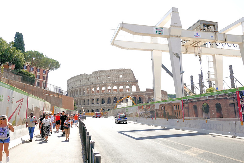 Approaching the Colosseum<br/>© <a href="https://flickr.com/people/95282411@N00" target="_blank" rel="nofollow">95282411@N00</a> (<a href="https://flickr.com/photo.gne?id=51543174589" target="_blank" rel="nofollow">Flickr</a>)