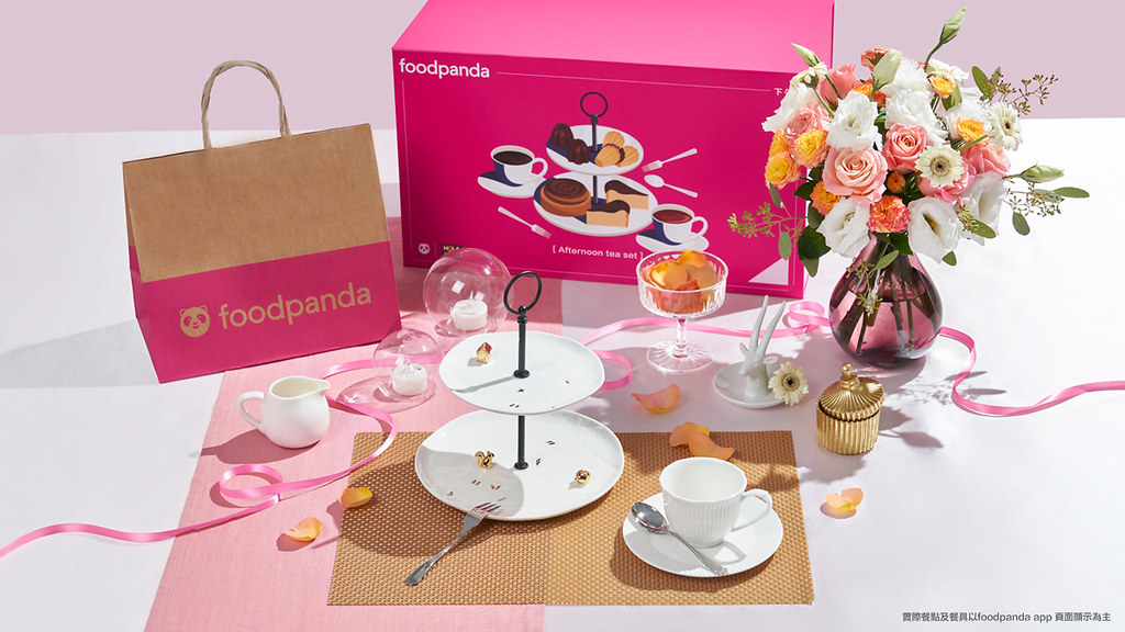 【新聞圖片2】foodpanda 營造夢幻午茶饗宴，浮誇雙層蛋糕盤與雕花餐具助攻居家約會浪漫升級。