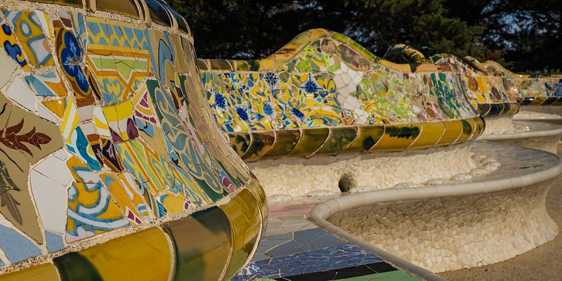Parc Güell benches<br/>© <a href="https://flickr.com/people/140977171@N08" target="_blank" rel="nofollow">140977171@N08</a> (<a href="https://flickr.com/photo.gne?id=51624848202" target="_blank" rel="nofollow">Flickr</a>)