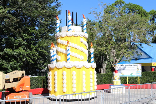 Legoland's 10 Anniversary Cake • <a style="font-size:0.8em;" href="http://www.flickr.com/photos/28558260@N04/51667763830/" target="_blank">View on Flickr</a>