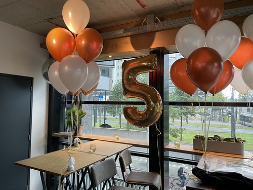 Tafeldecoratie 6ballonnen Folie Ballon 5 Jarig bestaan Stadscafe Weena Rotterdam