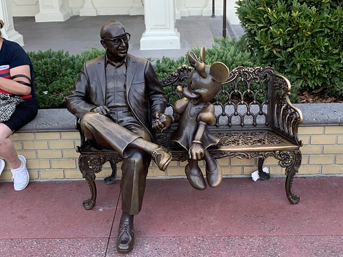 Roy and Minnie's Statue • <a style="font-size:0.8em;" href="http://www.flickr.com/photos/28558260@N04/51707252358/" target="_blank">View on Flickr</a>