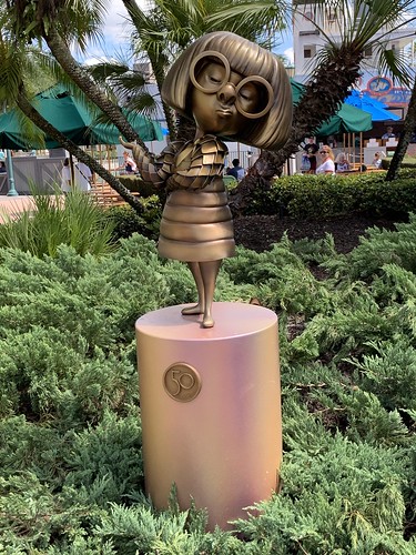 Edna Mode Golden Statue in Disney's Hollywood Studios • <a style="font-size:0.8em;" href="http://www.flickr.com/photos/28558260@N04/51707777769/" target="_blank">View on Flickr</a>
