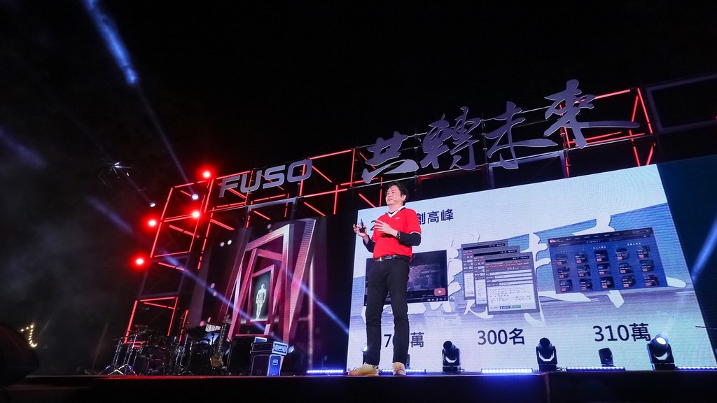 圖四、台灣戴姆勒亞洲商車(DTAT)執行長王立山於活動上分享「2021 FUSO HERO風雲英雄榜」活動成果，並由衷感謝全台卡車運匠與FUSO共同打拼運轉(圖由DTAT提供)