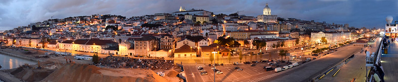 Lisbon at dusk<br/>© <a href="https://flickr.com/people/79452638@N00" target="_blank" rel="nofollow">79452638@N00</a> (<a href="https://flickr.com/photo.gne?id=51741617135" target="_blank" rel="nofollow">Flickr</a>)