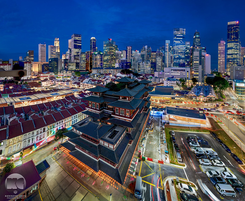 The Buddha Tooth Relic Temple and Central Business District | Singapore<br/>© <a href="https://flickr.com/people/47998956@N04" target="_blank" rel="nofollow">47998956@N04</a> (<a href="https://flickr.com/photo.gne?id=51745983940" target="_blank" rel="nofollow">Flickr</a>)